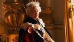 Fra BBC-udsendelsen 'Et år med dronningen' - majestæten giver den berømte amerikanske fotograf Annie Leibovitz et iskoldt blik, da hun foreslår, at dronningen tager kronen af. 