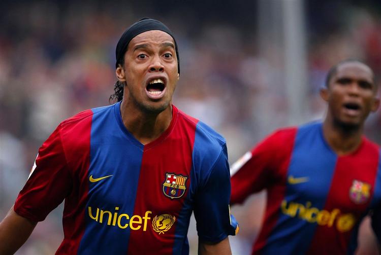 Ronaldinho og hans holdkammerater på FC Barcelona har inspireret mange mindre fodboldklubber, der også gerne vil støtte Unicef. 