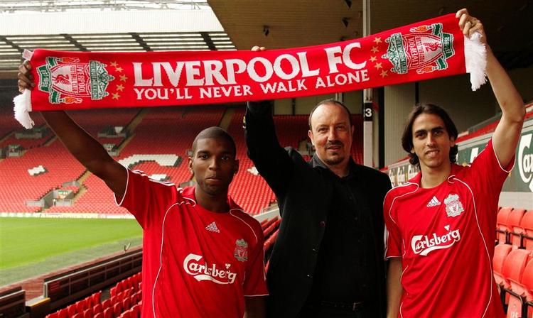 Rafael Benitez flankeret af sine to nyindkøb - Babbel og Benayoun. 