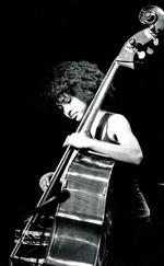 Den blot 22-årige bassist og sangerinde Esperanza Spalding har en stærk udstråling og god kontakt med sit publikum - som hun dog lod vente en halv time, før hun gik på scenen i Copenhagen JazzHouse. 