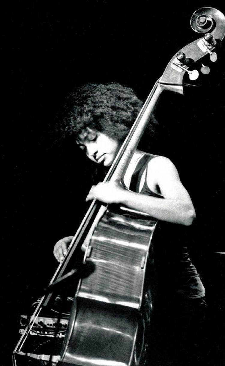 Den blot 22-årige bassist og sangerinde Esperanza Spalding har en stærk udstråling og god kontakt med sit publikum - som hun dog lod vente en halv time, før hun gik på scenen i Copenhagen JazzHouse. 