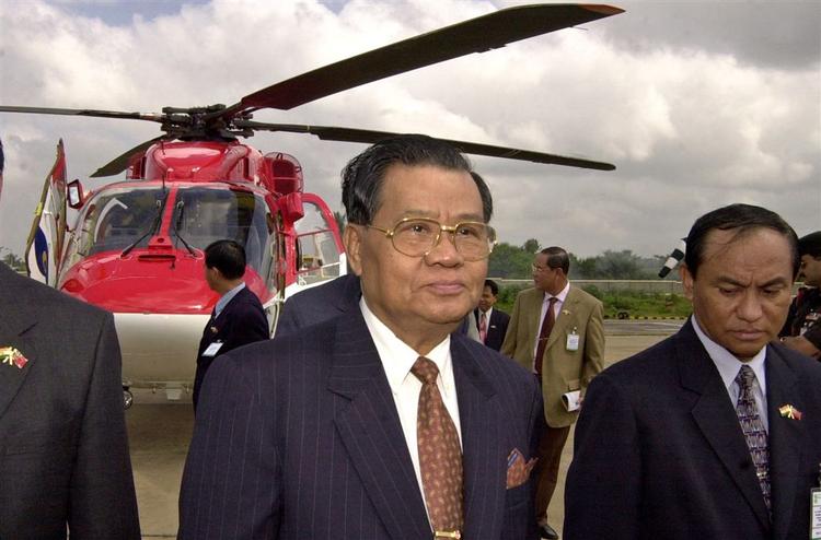 Politikere i Burma efter at have inspiceret en Advanced Light Helicopter af mærket 'Dhruv' (arkivfoto). 