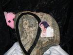 »Syv ud af 10 personer ser Elvis på stenen«, fortæller stenens ejer. Her er et billede af den virkelige Elvis placeret ved siden af stenens naturlige Elvis. 