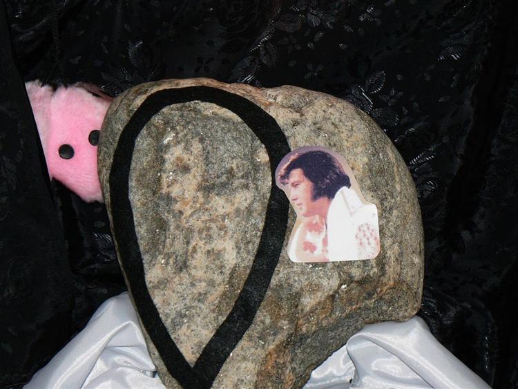 »Syv ud af 10 personer ser Elvis på stenen«, fortæller stenens ejer. Her er et billede af den virkelige Elvis placeret ved siden af stenens naturlige Elvis. 
