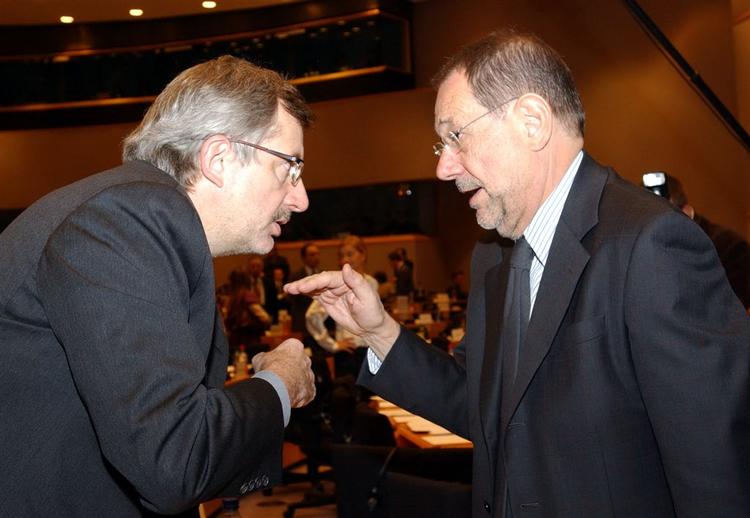 Polens tidligere sikkerhedspolkiske rådgiver, Marek Siwiec (tv.), i samtale med EU's udenrigspolitiske chef, Javier Solana. 