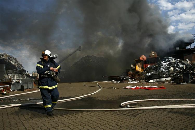 Brandslukningen er i eftermiddag i fuld gang. 