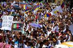 Protest i Caracas' gader for tre uger siden over lukningen af Venezuelas mest populære tv-station. Nu sender RCTV igen. 