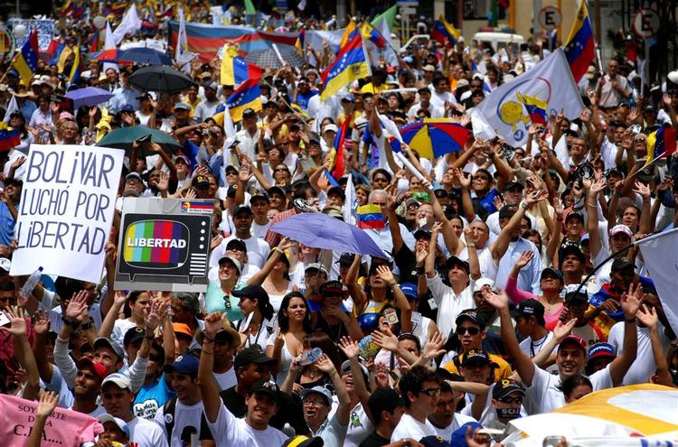Protest i Caracas' gader for tre uger siden over lukningen af Venezuelas mest populære tv-station. Nu sender RCTV igen. 