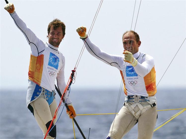 Iker Martinez og Xavier Fernandez vandt OL-guld i 2004, men med VM kom de kun med i VM-finalen efter en protest, der gav dem en urimelig fordel. De sluttede i øvrigt sidste i VM-finalen og blev dermed nummer 10 sammenlagt. 