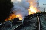 15 vogne med flydende fosfor blev afsporet og brød i brand. 