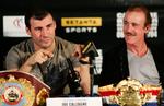 Joe Calzaghe havde sin far og træner, Enzo, ved sin side, da han i dag mødte pressen i London. 
