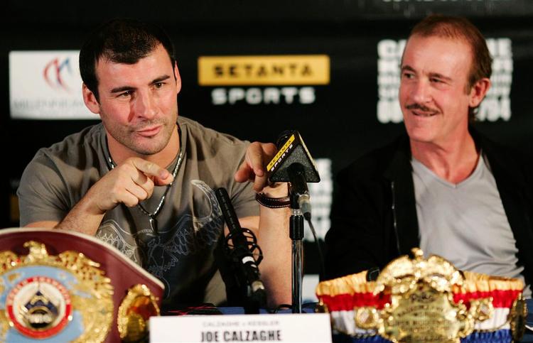 Joe Calzaghe havde sin far og træner, Enzo, ved sin side, da han i dag mødte pressen i London. 