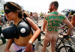 Nøgen-cyklister i tyve byer verden over cyklede lørdag en tur som protest mod øget forurening. Billedet her er fra Brighton i England, hvor 200 mennesker deltog i demonstrationen. 
