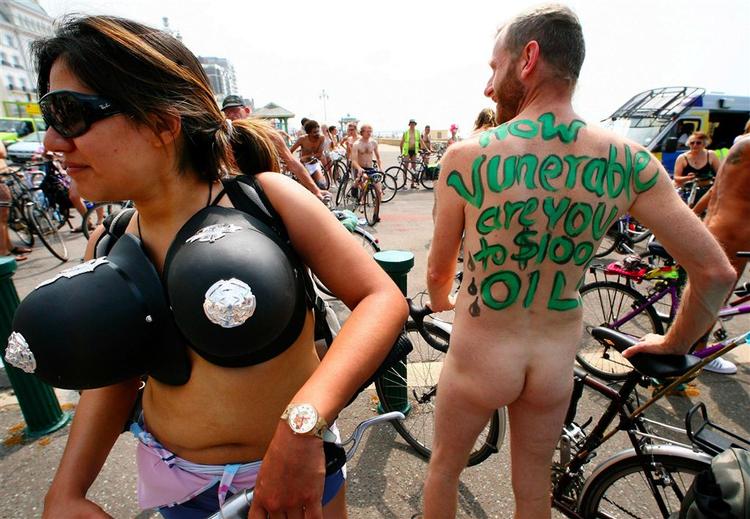 Nøgen-cyklister i tyve byer verden over cyklede lørdag en tur som protest mod øget forurening. Billedet her er fra Brighton i England, hvor 200 mennesker deltog i demonstrationen. 