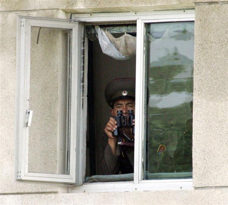 En nordkoreansk soldat skuer over grænsen mod Sydkorea. 