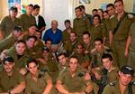 Den israelske premierminister Ehud Olmert (i midten i blåt) poserer her sammen med en gruppe israelske soldater i sidste uge. Men Olmert og den israelske hær kommer muligvis til at mangle soldater, hvis modviljen mod militærtjeneste fortsætter. 
