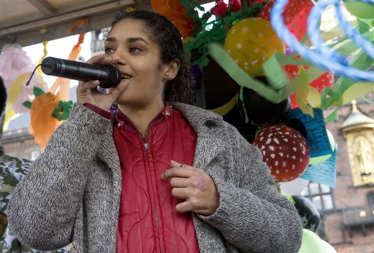 Den danske rapper Natasja blev 32 år. Hun mistede livet ved en bilulykke på Jamaica 23. juni.Ved Zulu Awards 2007 blev hun kåret til årets danske sangerinde. Hun var blandt andet kendt for hittet 'Op med Ho'det'. Her optræder hun ved en demonstration for Ungdomshuset 10. februar 2007. 