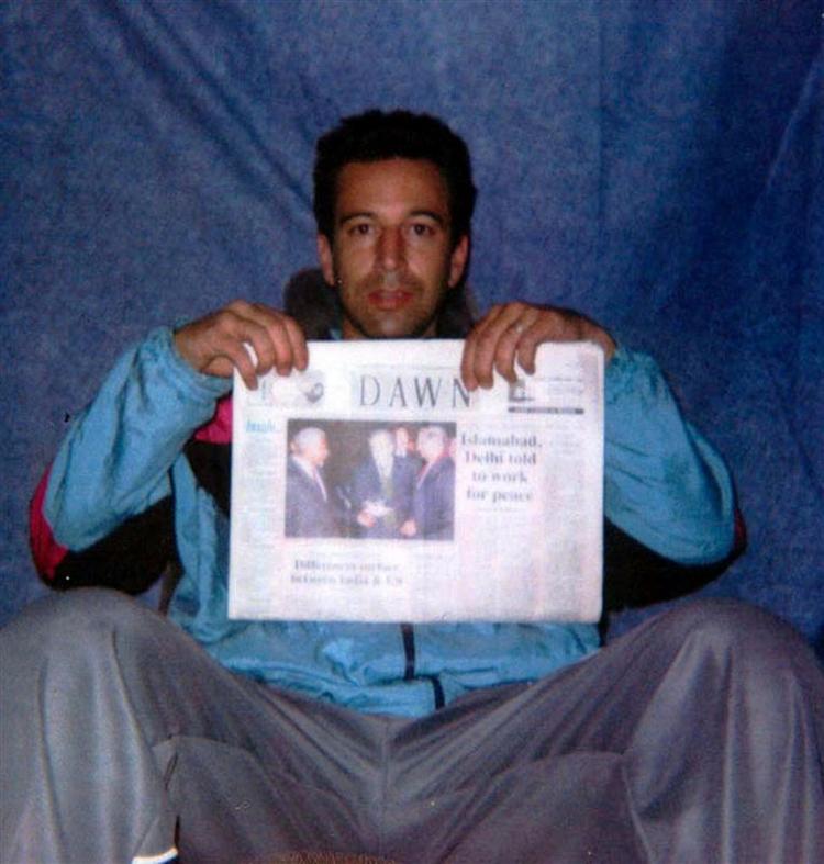 Daniel Pearl blev kidnappet og siden halshugget i februar 2002 i Pakistan. Nu vil Pearls enke trække en af Pakistans største banker, al-Qaeda og andre muslimske grupper i retten for mordet. 
