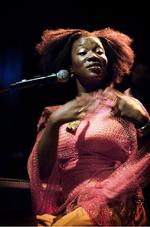 Amerikanske India.Arie omdannede sit publikum til kæmpe pigekor og forsøgte at hele sit knuste hjerte med skrøbelige sange og en charmerende ærlighed. 