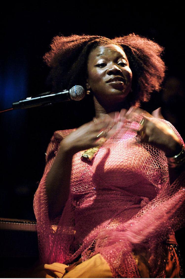 Amerikanske India.Arie omdannede sit publikum til kæmpe pigekor og forsøgte at hele sit knuste hjerte med skrøbelige sange og en charmerende ærlighed. 