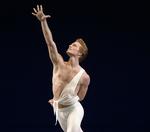 Den nyudnævnte balletmester, Nikolaj Hübbe, danser Balanchines Apollon. 