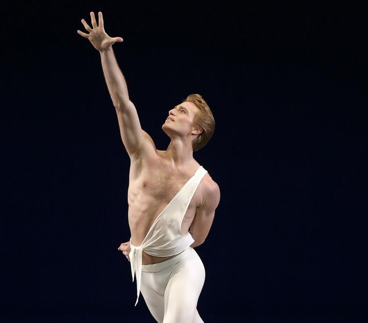 Den nyudnævnte balletmester, Nikolaj Hübbe, danser Balanchines Apollon. 