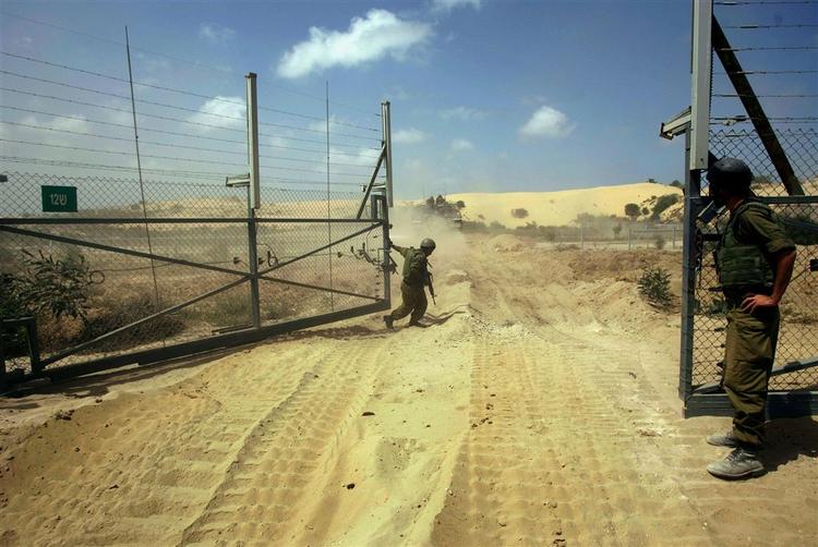 Gazas grænseovergange - her ved byen Sderot - er blevet mere og mere strikse efter Hamas' magtovertagelse. 