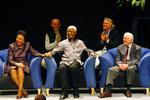 Nogle af de prominente medlemmer ses her, mens de lytter til ærkebiskop Desmond Tutu: Fra venstre Graça Machel, hendes mand Nelson Mandela og USA's tidligere præsident Jimmy Carter. Bag dem ses pengemændene Peter Gabriel og Richard Branson. 