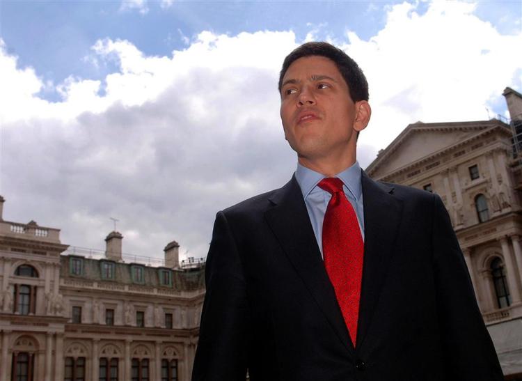 Den britiske udenrigsminister er skuffet over, at Rusland udviser fire britiske diplomater. 