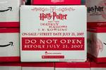 Harry Potter-bøger venter på at blive afsendt fra online-boghandelen Amazon.com. Her ligger bogen en klar nummer ét på bestsellerlisten, selv om den altså først udkommer natten til lørdag. 