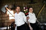 Vikingerne kommer. Kent (tv.) er kok og Joakim er souschef på restaurant Valhalla i Tivoli. Og nå, ja, så er de svenskere, ligesom halvdelen af de andre ansatte. 