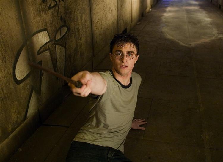 Anmelderne har mildt sagt ikke været overbegejstrede for den nye Harry Potter-film, men danskerne gider alligevel godt se den. 