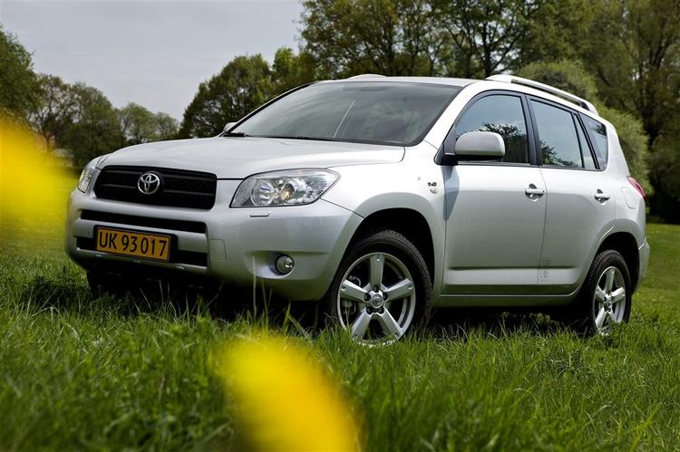 Her ses en Toyota på gule plader. Ejeren skal betale vægtafgift, ikke ejerafgift, som Toyota ellers skriver i en annonce. 