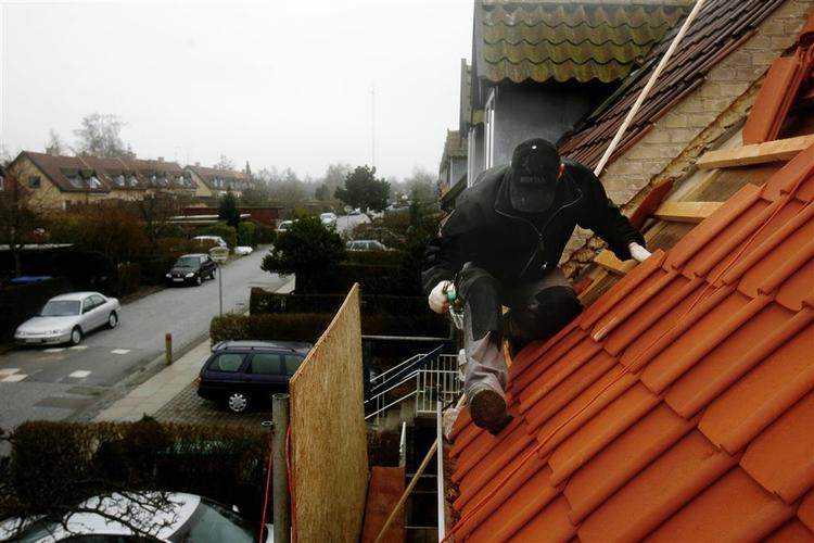Der bliver stadig lånt penge ud i realkreditinstitutterne, selv om bolighandlen er langt nede i gear. Det er blandt andet de nuværende boligejere, der låner penge til at forbedre deres hus. 