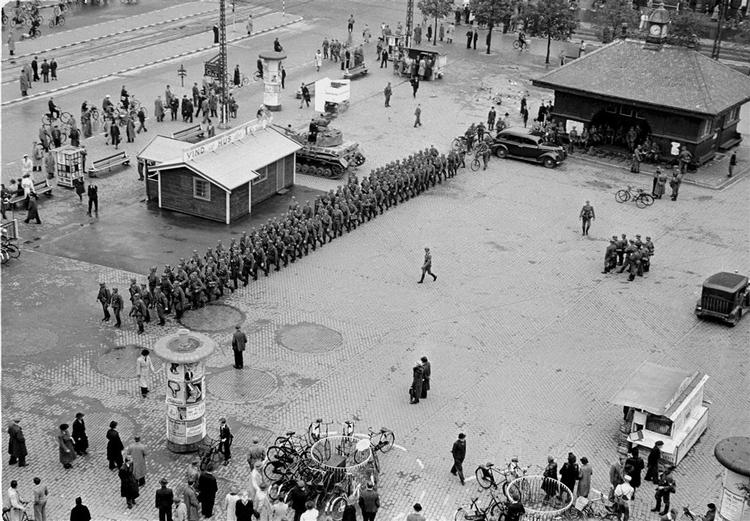 Tyske soldater marcherer på Rådhuspladsen i København. 