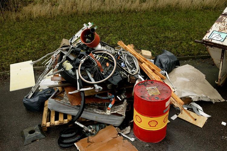 Affald, som ender på vejene, fordi det ikke er spændt korrekt fast har længe været et problem. Her er det et udvalg af det affald, Vejdirektoratet fandt i løbet af en 14-dages kampagne i 2004. 