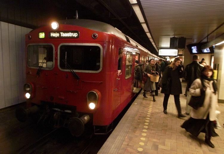 Københavns s-toge er hårdt ramt af en nedfalden køreledning. Alle ruter er ændret indtil i morgen tidlig. 