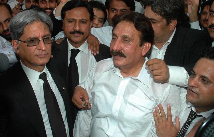 Manden i den hvide skjorte, Ifyikhar Chaundhry, har været genstand for voldsom polemik i Pakistan. 