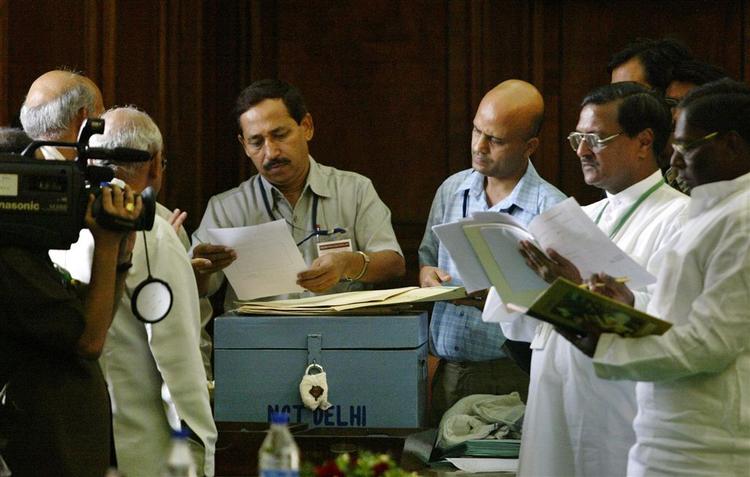 Den indiske valgkommision har i formiddag bekræftet, at 72-årige Padil bliver præsident i Indien. 