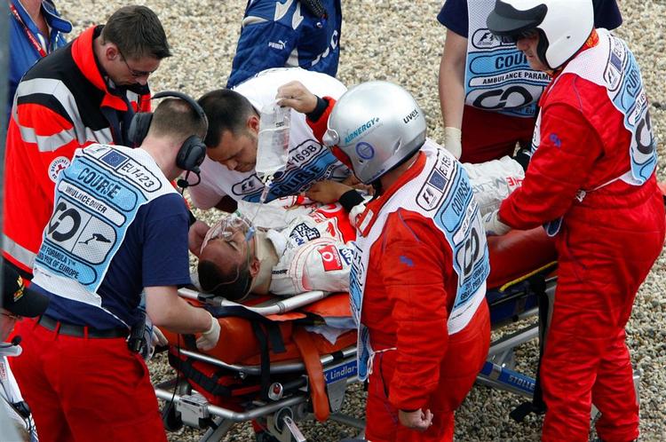 Lewis Hamilton mistede herredømmet over sin McLaren-racer og blev ført væk på en båre. 