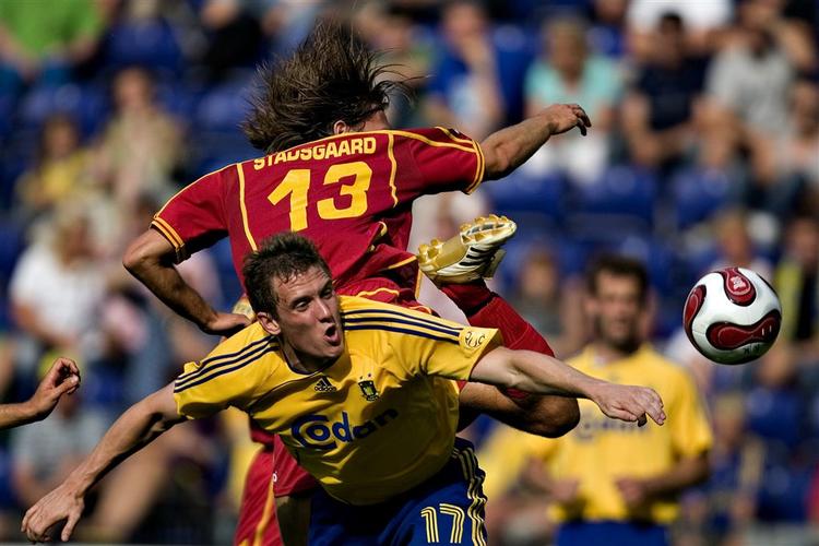 Kris Stadsgaard fra FC Nordsjælland og Morten Duncan Rasmussen fra Brøndby i luftkamp. 