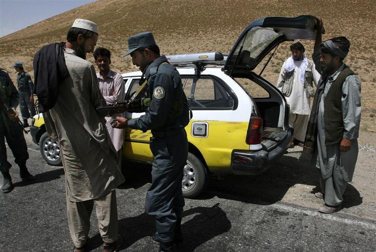 Afghansk politi har siden onsdag undersøgt forbipasserende biler på landevejen uden for Kabul efter spor, der kan føre til de talebanske gidseltagere. 