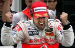 En jublende Fernando Alonso snuppede sejren på Nürburgring på fjerdesidste omgang. 