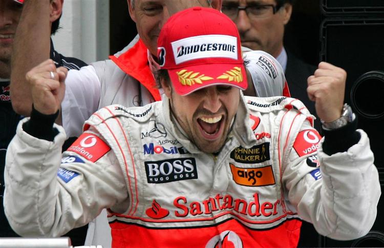 En jublende Fernando Alonso snuppede sejren på Nürburgring på fjerdesidste omgang. 