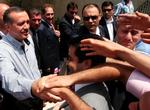 Premierminister Recep Tayyip Erdogan møder nogle af sine vælgere ved stemmeboksen. Erdogans AK har vundet dagens valg, spår prognoserne. 