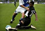 Bedi Buval (liggende) fra Randers FC prøver at slippe forbi Lyngby-forsvaret. Randers FC vandt 3-0 