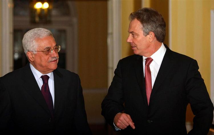 For et halvt år siden var Palæstinas præsident Mahmoud Abbas på besøg i Downing Street, da Tony Blair var premierminister. Nu er det Blair, der skal på besøg i Mellemøsten i en ny rolle. 