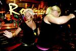 Carina (tv.) og Sabrine »giver den gas« på dansegulvet. Carina har altid sin gule fløjte med i byen, når hun er i Lloret. Hun har fået inspirationen fra guiderne, der bruger fløjterne til at sætte gang i gæsterne.. 