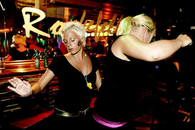 Carina (tv.) og Sabrine »giver den gas« på dansegulvet. Carina har altid sin gule fløjte med i byen, når hun er i Lloret. Hun har fået inspirationen fra guiderne, der bruger fløjterne til at sætte gang i gæsterne.. 