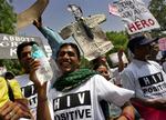Demonstranter i Indien hylder Thailands regerings beslutning om at producere patentbelagt medicin langt billigere i kampen mod hiv og aids. 